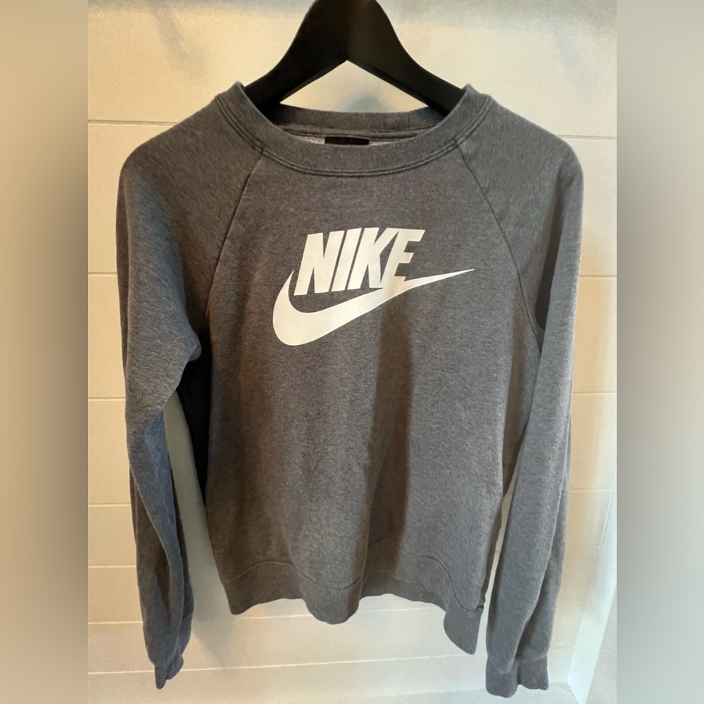 Nike crop sweatshirt. Women’s medium. Like new